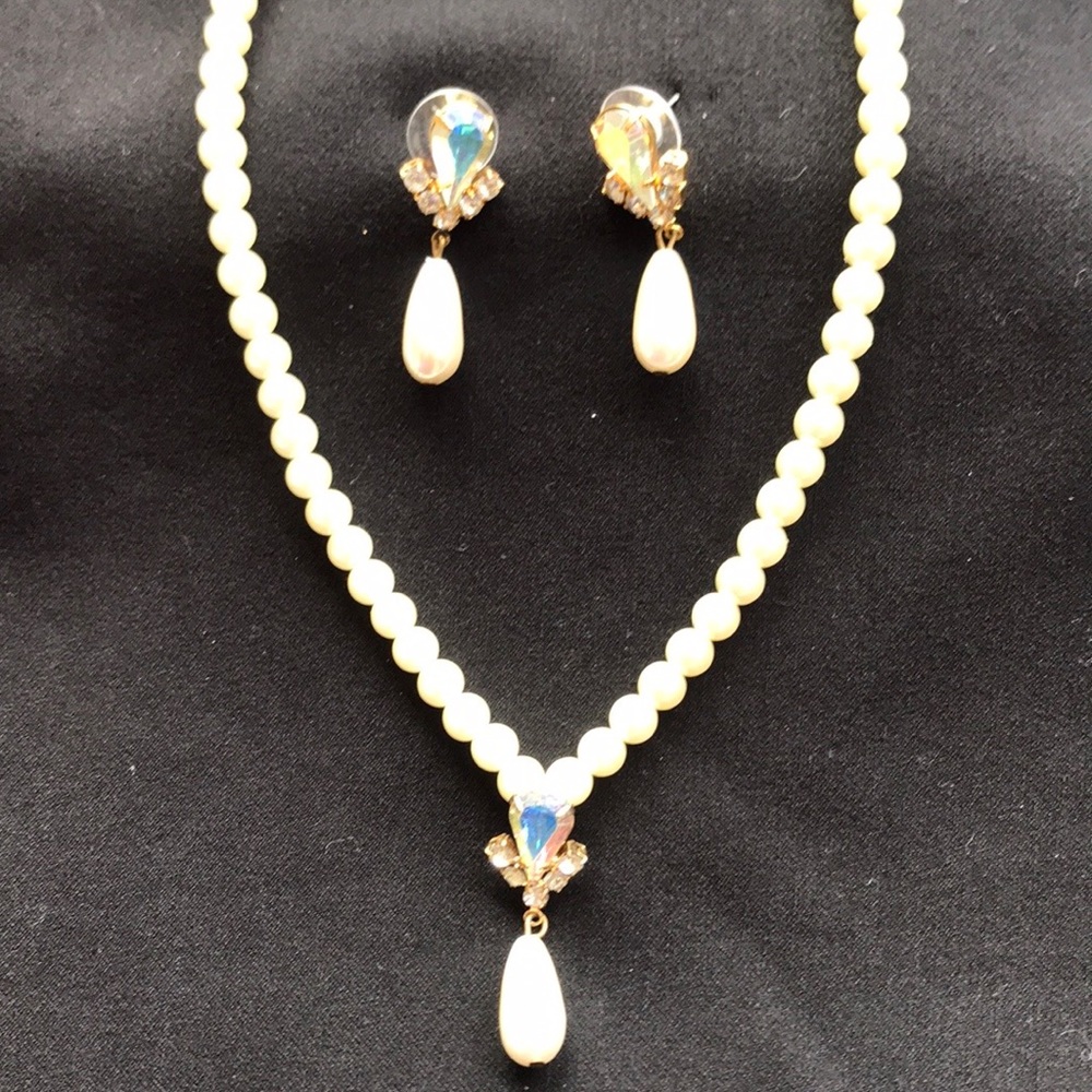 Pearl earring and necklace set